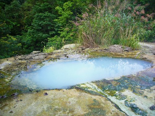 コバルトブルーの温泉