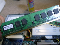 BUFFALOのメモリー「D2/800-1GX2」（容量2GB）の本体