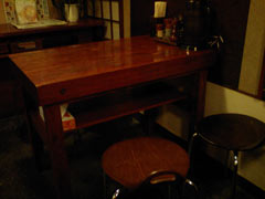 日暮里の「麺酒処 ぶらり」店内のテーブル席
