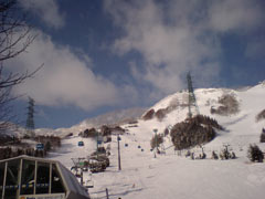 苗場スキー場の第一ゴンドラを降りた頂上付近の風景