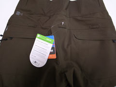 Powder Bowl Pants（パウダーボウルパンツ）のフラップ付きのヒップポケット