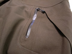 Powder Bowl Pants（パウダーボウルパンツ）の左太ももの止水ジッパーポケット