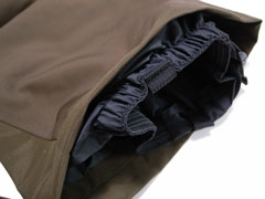 Powder Bowl Pants（パウダーボウルパンツ）の裾。エッジガードとパウダーガード
