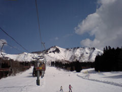 午後には天気が快復して晴れ間が覗く。湯沢中里スキー場