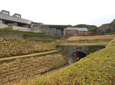 城山トンネルの上は佐賀県立名護屋城博物館・太閤道の方角です（昔は名護屋浦に橋は架かっておらず山越えでした）