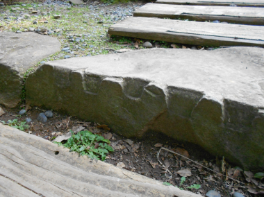 名護屋城跡三の丸・木材の階段の間に当時の石段も