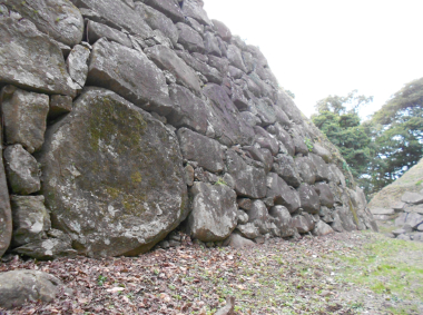 名護屋城跡・割り石の中に野面の鏡石がひとつ