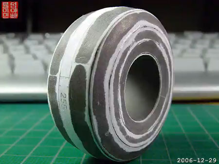 先ずはタイヤから。紙で球型の曲面を出すのは難しいです。 ジオラマ ペーパークラフト 細密表現 立体作品