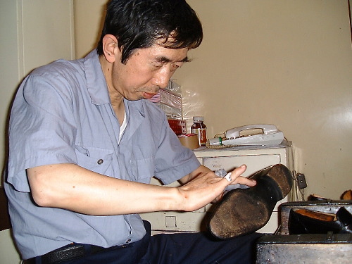 靴磨き名人、井上源太郎さん