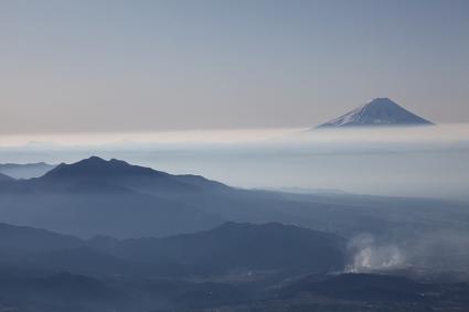 富士＆茅ヶ岳　前三ツ頭への登りにて