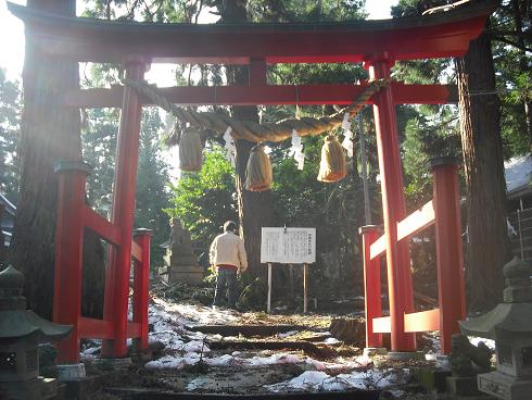 091230石動神社拝殿の鳥居