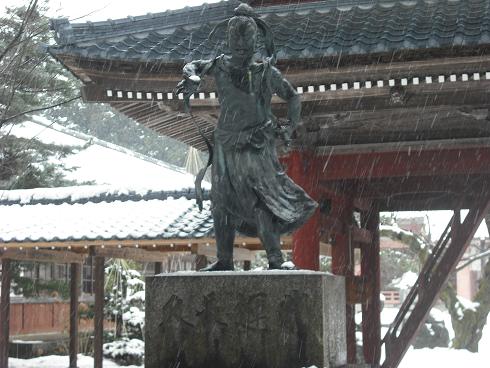 20100211大栄寺山門前の仏像