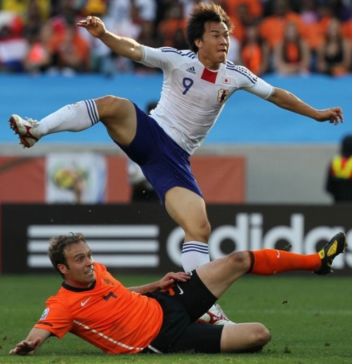 2010ワールドカップ】日本代表、アウェイユニフォーム(白×青×白)で戦う