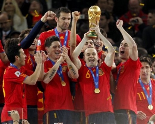 10ワールドカップ スペイン代表wc優勝セレモニー ホームユニフォームには早くも星1つ サッカーレプリカユニフォームｎａｖｉ