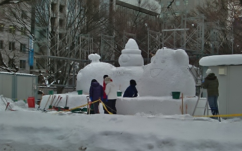 市民の雪像