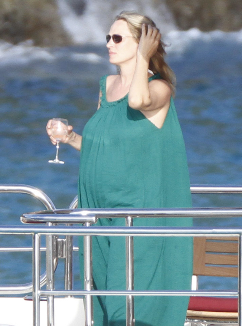 ユマ サーマン 妊娠中なのにワインを片手に水着でバカンス 生搾り ハリウッドセレブ ゴシップ情報局