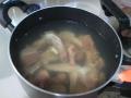 鍋に地鶏のがらを入れ、具をいれ煮込みます