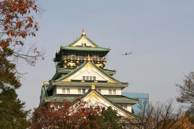 2010/11/28大阪城と飛行機