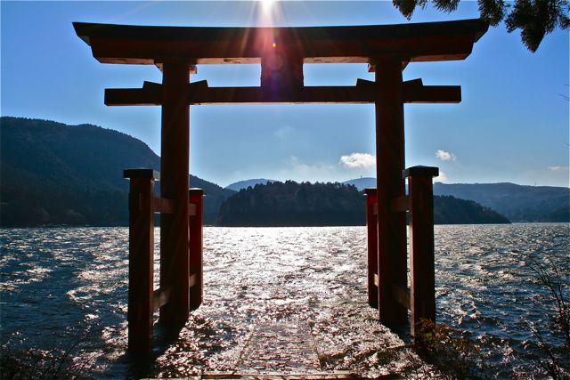 箱根神社の光の反射の鳥居3234