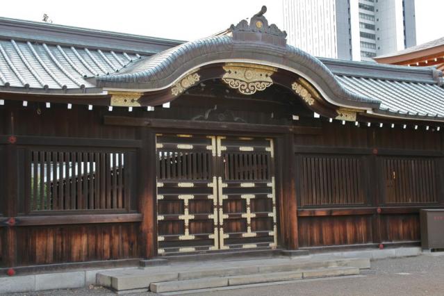 靖国神社本殿の横の門