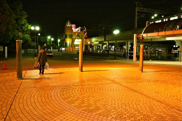 いずみ中央の駅前の彫刻6027