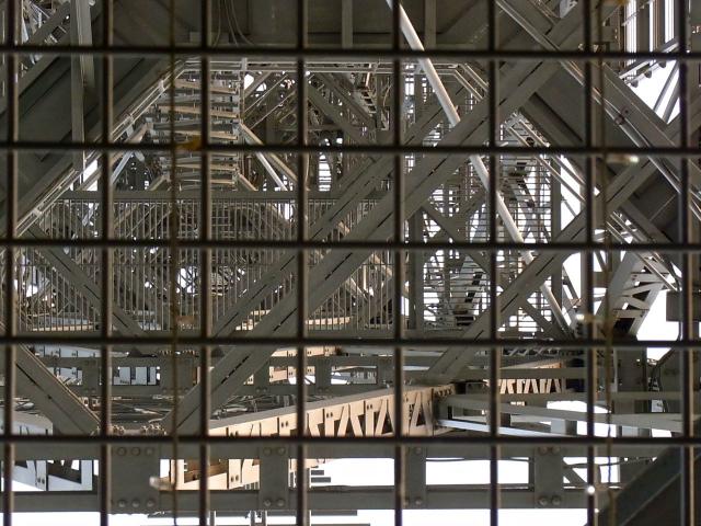 名古屋のテレビ塔を下から見上げる