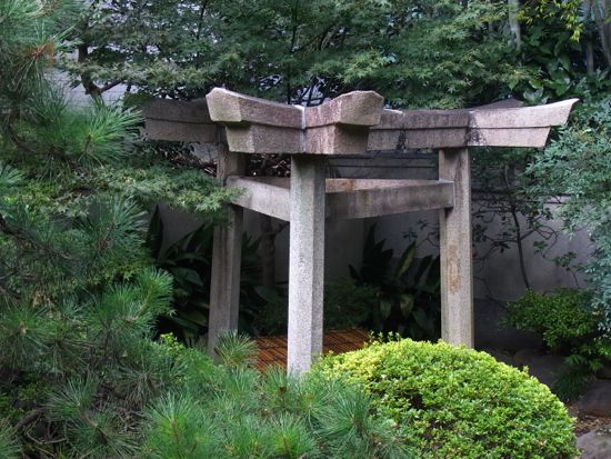三囲神社の三角鳥居