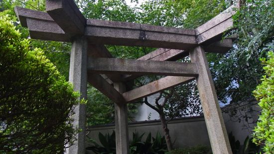 三囲神社の三角鳥居