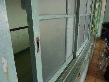 鹿島田の古川小学校の木製の窓