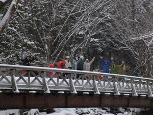 6雪の中の橋上