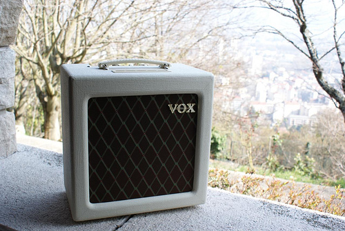 内部分解】 Vox コンボアンプ AC4TVの中身を見ていきましょう♪ - VOX