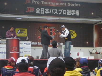 20131103バスプロ選手権2日目初さん8位表彰　.JPG