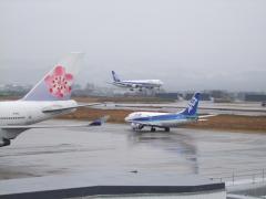 小松空港は北陸を代表する空港です…左の梅の花の尾翼は、台湾のチャイナエアラインのチャーター便
