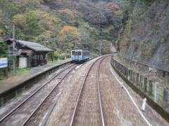 秘境駅としても知られる坪尻駅は、当列車は通過です（向こうに、反対方面の普通列車が停車中）