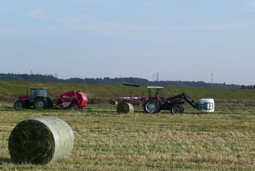 牧草刈り機（左）と移動専用機