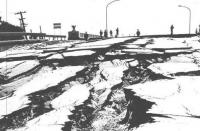 1964新潟地震での路面ひび割れ