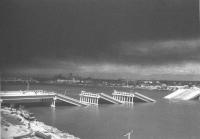 1964新潟地震で橋が落ち、火災の煙が空を覆う