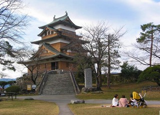 0407高島城の桜ｊのつぼみ (1)